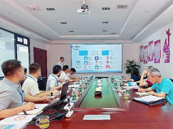 杨斌汇报QC小组项目情况.jpg