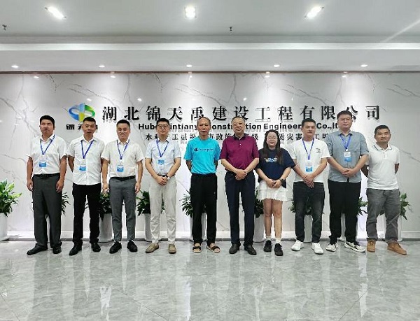 参会人员合影.jpg